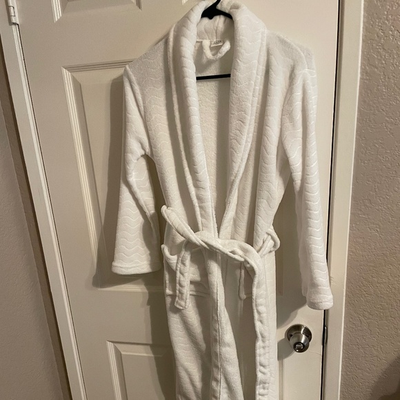 Ulta Beauty Intimates & Sleepwear Ulta White Bathrobe Sm Poshmark